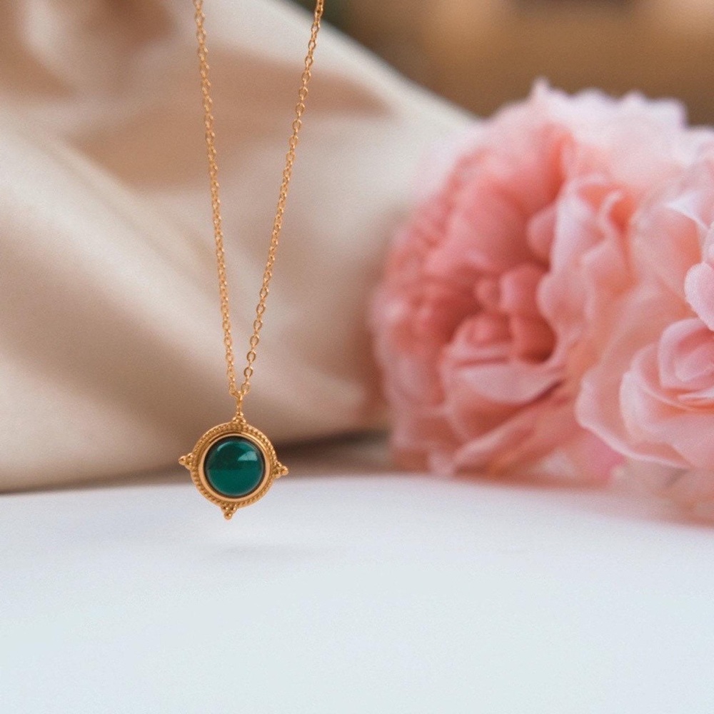 18K Gold Plated Green Carnelia Necklacen - Picture 2 of 5